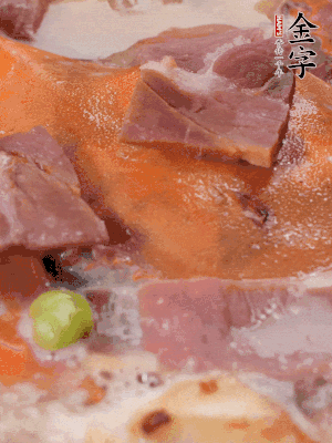 放適量料酒、清水煮到沸騰，再下蟹塊燜煮8分鐘。