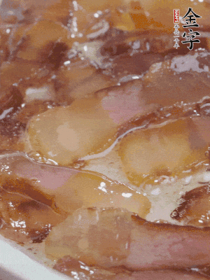 油5成熱，醬油肉煸香。