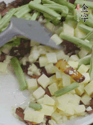 下蒜末、豆角、土豆塊翻炒。