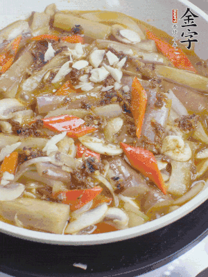 撒蒜末、香菜末。