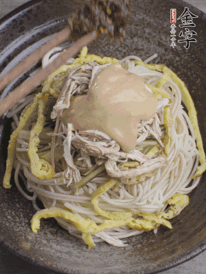 生抽1勺、醋1勺、芝麻醬1勺、金字火腿大師醬1勺。