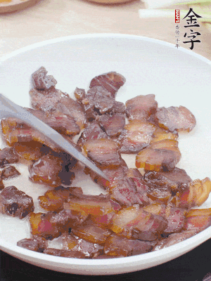 熱鍋少油，醬油肉煸出油脂，盛出。