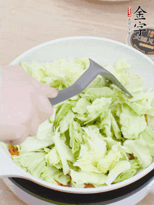 下卷心菜翻炒。