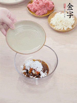 調(diào)料汁：金字火腿干貝醬2勺、剁椒1/2勺、生抽1/2勺、淀粉2勺、清水半碗。