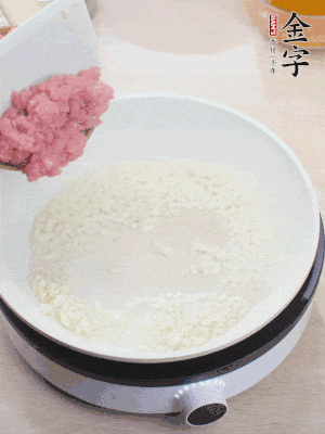 鍋內(nèi)熱油，蒜泥、牛肉泥炒至酥香。