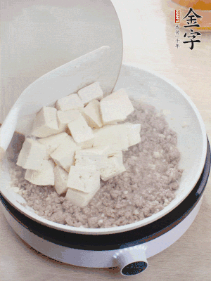 放豆腐翻拌均勻，倒料汁燜煮。