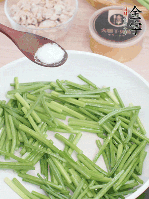 起鍋熱油，下韭菜苔炒至變色。加少許鹽。