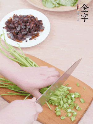 空心菜摘掉葉子，菜梗切成丁。