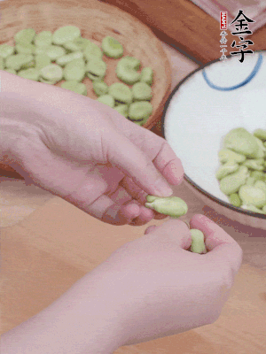 蠶豆剝殼，去掉豆衣，切碎。