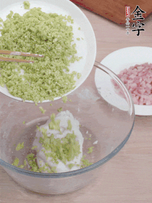 糯米粉邊揉邊加水，成團(tuán)后揉進(jìn)蠶豆、咸肉。