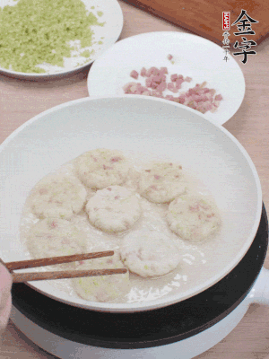 鍋中涼油，慢煎至兩面有脆殼。（油可以多一點(diǎn)）