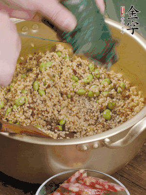 再附一張粽子，一齊向后折疊，線繩捆綁。