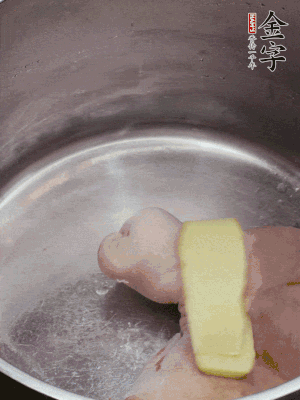 撈出洗凈后，加蔥姜、黃酒二遍焯水。