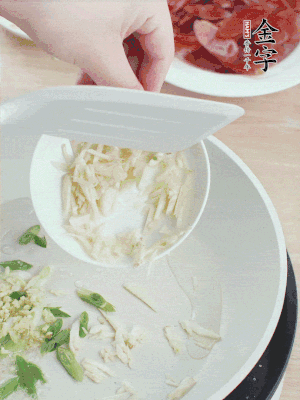 油4成熱，下蔥姜蒜、干辣椒、花椒煸出香味。