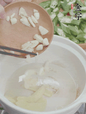 砂煲熱油，姜蒜、辣椒煸香。