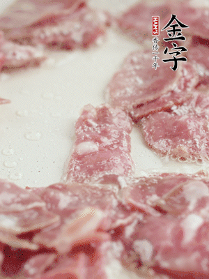 炒鍋熱油，下培根火腿煸炒。