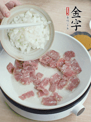 依次下洋蔥、紅菜椒、豌豆粒、玉米粒翻炒均勻。