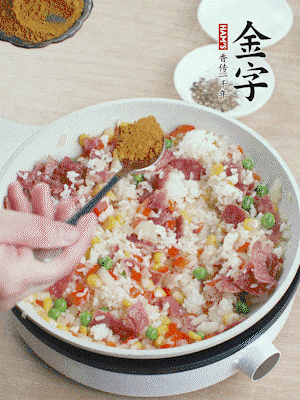 1勺咖喱粉、1/2勺鹽，少許黑胡椒碎炒均。
