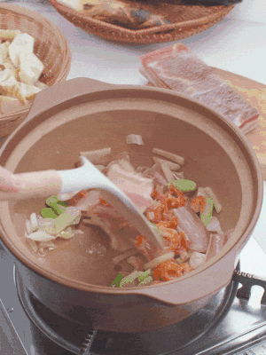 砂鍋中倒入油，放入姜片、蔥段、咸肉、海米炒出香味。