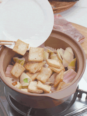 依次下春筍、豆腐，開水沒過食材。