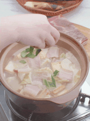 一小撮鹽、糖、雞精調(diào)味，最后撒點蒜葉點綴。