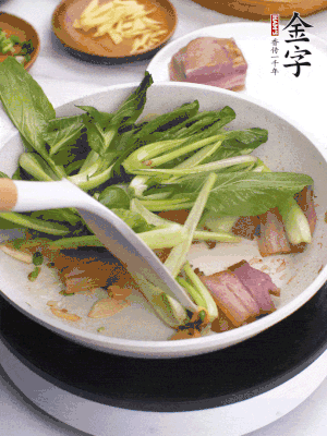 下小青菜翻炒，菜梆子變軟時(shí)，撒一點(diǎn)鹽、雞精調(diào)味。