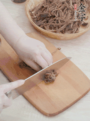 干茶樹菇浸泡過夜，去老根焯水，擠干水份。