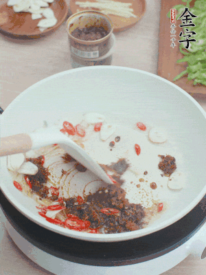 熱鍋涼油，姜蒜、辣椒、金字火腿xo醬炒香。