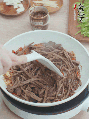 下茶樹菇煸炒4分鐘。