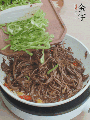 水分煸干，下青椒絲快炒1分鐘。