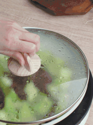 西葫蘆略出水時(shí)，加一小撮鹽調(diào)味。