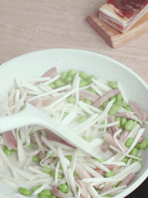 下茭白絲、青豆翻炒。