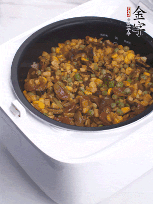 電飯煲按煮飯鍵，出鍋撒蔥花。