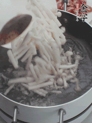 白玉菇改刀焯水30秒。