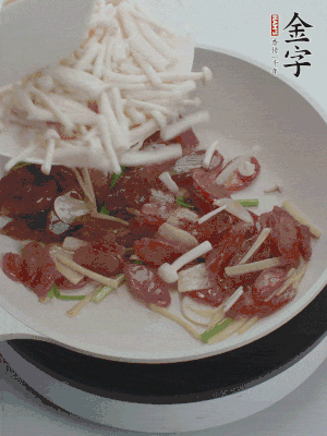 放白玉菇、青紅辣椒、雞蛋。