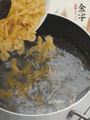 蝴蝶面加橄欖油煮熟；豌豆焯水30秒。
