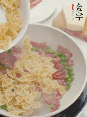 1小勺鹽調(diào)味，混合一起燉煮一下。