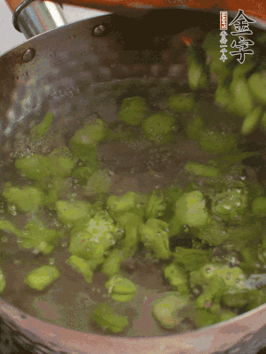 鍋中水沸，放一撮鹽，下蠶豆豆瓣焯3分鐘，下百合，3秒撈出，一起撈出瀝水。
