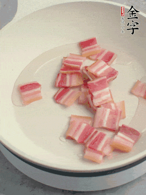 鍋中少許油，金字淡咸肉煸香。