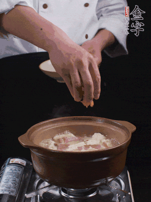 下蝦仁干，煮5分鐘。撒蒜葉，煮1分鐘。
