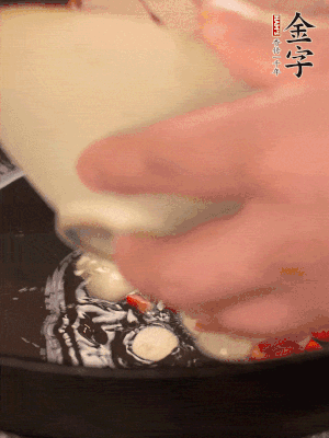 豬油潤鍋，下辣椒、大蒜、火腿片煸香。