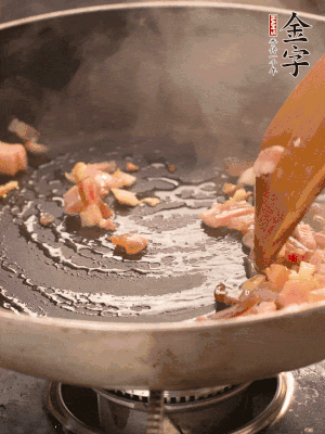 熱油爆香大蒜粒，煸香咸肉丁，淋一勺黃酒調(diào)味。
