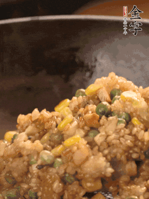 再下糯米，1勺蠔油、2勺生抽調(diào)味翻炒均勻。