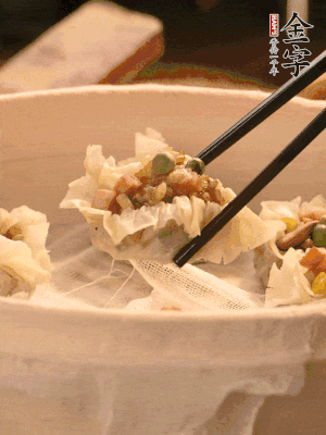 包好的燒賣放在蒸籠上，水開后蒸8分鐘左右。