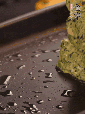 熱鍋擦一下油，下面糊攤平。