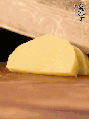 土豆去皮切丁。水開后，放入鍋中煮2-3分鐘，撈出瀝干水分。