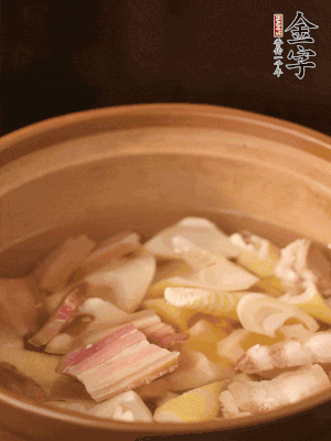 春筍、咸肉、咸肉一起入砂鍋，加姜片、料酒、清水大火煮沸到湯色變白。轉(zhuǎn)小火慢篤半小時。