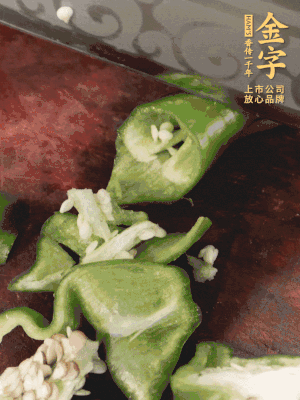 辣椒洗凈斜切成段，蒜切片。