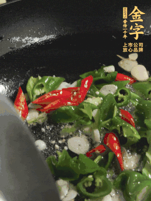 起鍋燒油，加辣椒、蒜片大火翻炒出香味。