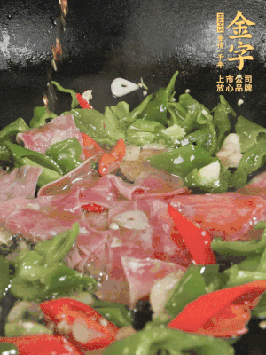 再下蒸炒火腿煸炒，加少許白糖提鮮。
